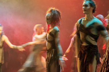 Odessa, Ukrayna - 2 Haziran 2013: Oyuncular kostümlü prova bale Odessa Bale Tiyatrosu sahne alanı'nda 