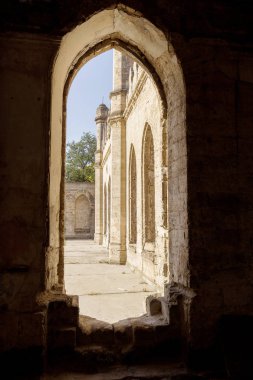 Mistik iç cephe terkedilmiş kalıntıları harap antik kale, binanın konak. Eski duvarlar, çöp ve çamur ile koridor mahvetti. Vandallar tarafından tahrip antik tarihi bina kalıntıları
