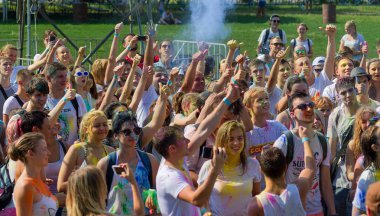 Odessa, Ukrayna - 5 Ağustos 2017: Gençler, bayanlar baylar bayram tatil sırasında renkli toz içine atma iyi eğlenceler. Festivali renkli boya. renkler aşk festival. Renk fest