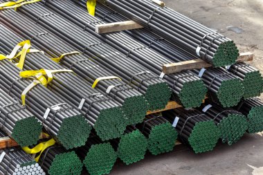 Yuvarlak ve kare metal borular, takozları, bir yığın yığın etiketlerle boyutu parametreleri vinç ve liman ve demiryolu vagonlar yük gemileri taşınması için Paketli