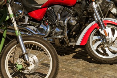 Odessa, Ukrayna 16 Ağustos 2017. Benzersiz motosiklet modellerinin benzersiz, efsanevi eski ve modern pahalı bisikleti otomatik toplayıcıları sergisinde geleneksel sergisinde gösterdi. Bisiklet gösterisi