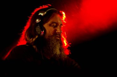 Odessa, Ukrayna - 22 Ağustos 2017: ünlü Dj sarkaç müzik festivali Z-Oyunlar gece sahnede çalıyor. DJ gece kulübünde gerçekleştirme sarkaç