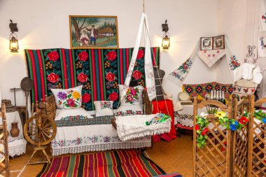 Odessa, Ukrayna - 24 Eylül 2015: Eski iç Fuar tarihi Müzesi Eski Ukrayna kültür. Tarım Kazaklar tarzında iç. Vintage mutfak gereçleri.