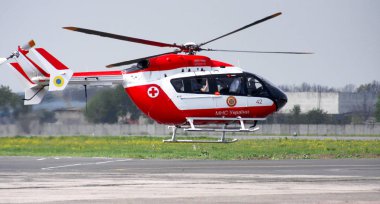 Odessa, Ukrayna -29 Nisan 2010: kapalı alır bir helikopter acil Bakanlığı afet bölgesi doktorlar ile havaalanına sel mağduru, acil durumlar Bakanlığı kaydetmek için