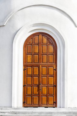 Modern ahşap kapı beyaz bir taş duvar Hıristiyan kilisenin giriş