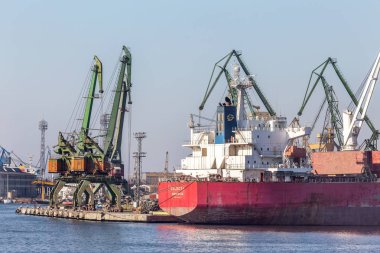 Varna, Bulgaristan - 21 Kasım 2015: Karadeniz Varna bağlantı noktası, Karadeniz. Büyük deniz vinçler kargo navlun sanayi deniz gemi yüklenir.