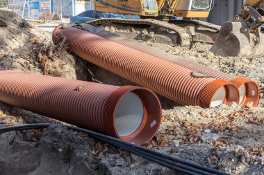 Varna, Bulgaristan - 16 Kasım 2015: İnşaat işçileri olun kentsel Karayolları mühendislik onarır. Onarım ve yedek su, kanalizasyon, elektrik ve kablo döşeme modern optik iletişim