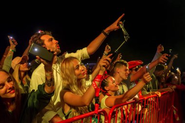 Odessa, Ukrayna-25 Ağustos 2017: büyük kalabalık, gün boyunca rock konseri sırasında müzik hayranları göster. Seyirci kum Beach müzik ve spor Z-Oyunlar Festivali sırasında