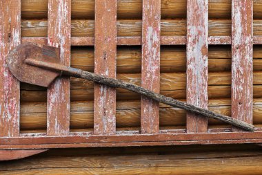 Eski kalkan yangın koruma. Bir eksik boş terk edilmiş yangın kalkan özgün vintage tasarım kalıntıları