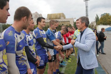 Odessa, Ukrayna - 29 Eylül 2018: Önemli VIP kişi şehir Ödülü sporcuların Ukrayna Şampiyonası Rugby - 7 kazanan. Ödüllendirici sporcular. Takım Ragbi Kupası zaferi kutlamak