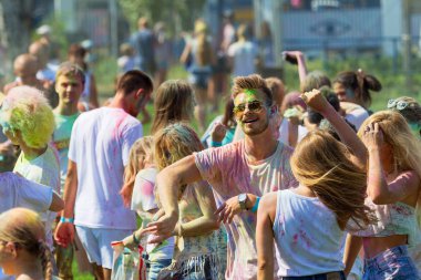 Odessa, Ukrayna - 5 Ağustos 2017: Gençler, bayanlar baylar bayram tatil sırasında renkli toz içine atma iyi eğlenceler. Festivali renkli boya. renkler aşk festival. Renk fest