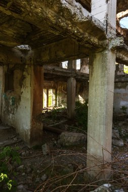 Terk edilmiş bombalama ve yıkılan bina bombardımanı patlama nedeniyle yok. Kabukları, madde işaretleri ve parçalanmak bir savaş kasıp kavuran Bina duvarlarında delikler. Eski yıkık ev