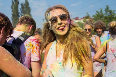 Odessa, Ukrayna - 5 Ağustos 2017: Gençler, bayanlar baylar bayram tatil sırasında renkli toz içine atma iyi eğlenceler. Festivali renkli boya. renkler aşk festival. Renk fest