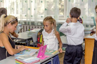 Odessa, Ukrayna - 1 Eylül 2015: ilkokul çocukları ile öğretmenler ve veliler okul yılının ilk günü. Bilginin Bayramı günü. Dersler yeni öğretim yılı başlıyor.