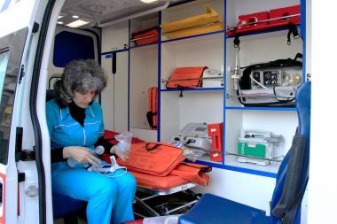 Odessa, Ukrayna - 2 Nisan: Doktorlar yeni ambulans ile modern makine ve hasta, 2 Nisan 2013 kaydetmek için donatılmış alarak odessa, Ukrayna