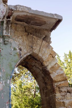 Mistik iç cephe terkedilmiş kalıntıları harap antik kale, binanın konak. Eski duvarlar, çöp ve çamur ile koridor mahvetti. Vandallar tarafından tahrip antik tarihi bina kalıntıları