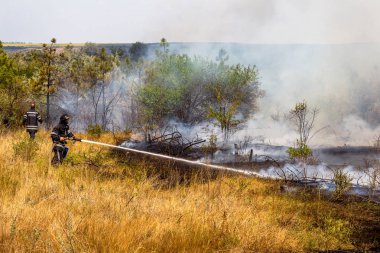 Odessa, Ukrayna - Ağustos 4, 2012: şiddetli kuraklık. Step ve orman yangınları yok. Itfaiyeciler yangın, Ağustos 4, 2012 hidrantları ceplerinde odessa, Ukrayna su ile söndürülür koruyucu giyim.