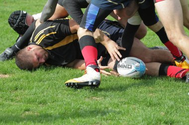 Odessa, Ukrayna - 29 Eylül 2018: Final Oyunları Şampiyonası Ukrayna'nın en güçlü takımları Rugby-7. Rugby topu alan üzerinde. Rugby topu için ağır mücadele sahip. Takım sporcular oyuncular sahada