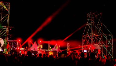 Odessa, Ukrayna-25 Ağustos 2017: büyük kalabalık, gün boyunca rock konseri sırasında müzik hayranları göster. Seyirci kum Beach müzik ve spor Z-Oyunlar Festivali sırasında. Seçici odak