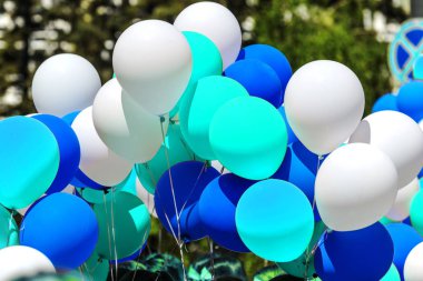 Şenlikli Sisme Balonlar bir çocuk Festivali bir dekorasyon olarak kazandı. Parlak balonlar neşeli bir mutlu tatil.