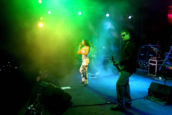 Odessa Ukraina Sierpnia 2011 Tłum Opublikowane Koncert Rock Odkryty Śpiewa — Zdjęcie stockowe