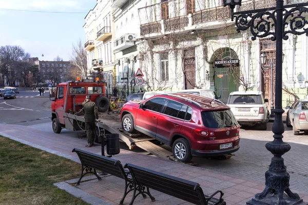 オデッサ ウクライナ 2018 交通警察はレッカー車でけん引車を取る 車がけん引 レッカー車のプラットフォーム上に読み込まれます フォーク リフトで車の緊急曳航 — ストック写真