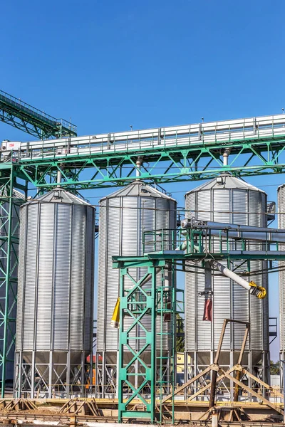 乌克兰奥德萨 2015年9月26日 现代粮仓 储存垃圾桶小麦和干燥 辅助工业设备的粮食和金属梁的储存用油罐 — 图库照片