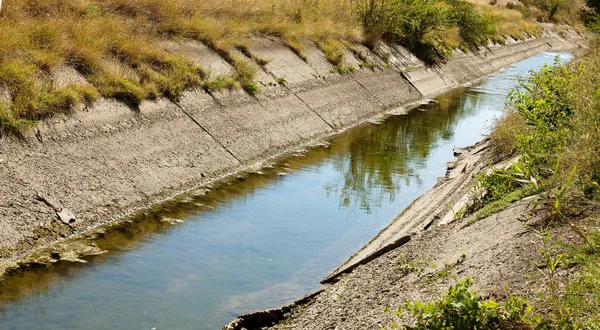 Ancien Canal Irrigation Asséchant Avec Des Restes Eau Fond Canal — Photo
