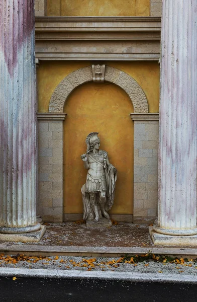 Kopien Klassischer Griechischer Statuen Zieren Die Fassade Eines Verlassenen Hotels — Stockfoto