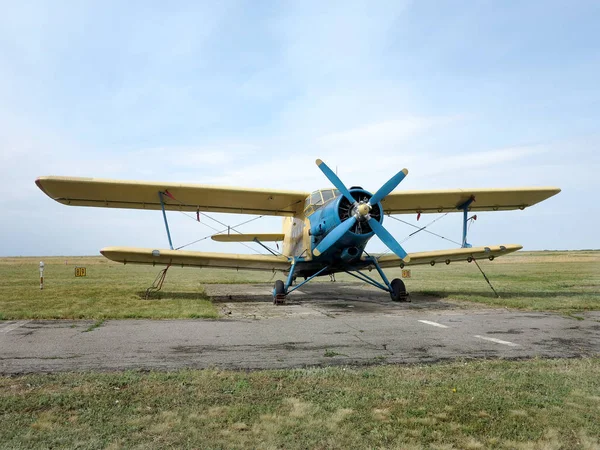 乌克兰奥德萨 年轻的单次运动飞机在港口机场 小型飞机展示会 现代航空技术 — 图库照片