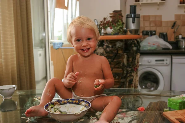 Küçük Sevimli Kız Kendini Plaka Salata Kaşıkla Yiyor Masaya Oturur — Stok fotoğraf