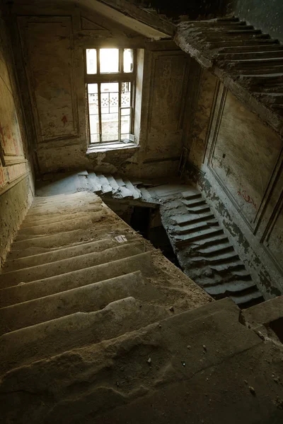 Terk edilmiş bir harabe binada bir antik 18. yy binası mistik iç, kalıntıları. Eski duvarlar, çöp ve çamur ile koridor mahvetti. Kalıp, alçı dekorasyon, kısma yok