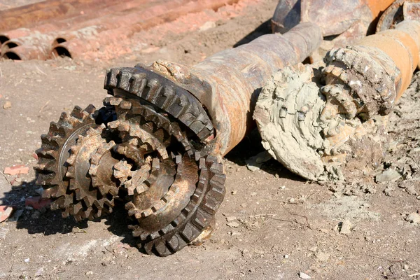泥や汚れがこびりついているさびた古い掘削ビット — ストック写真