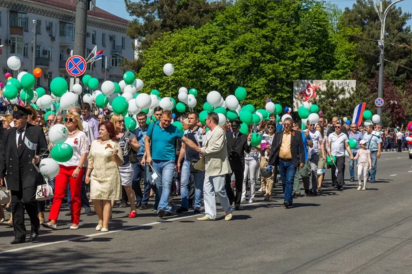 Novorossiysk, Rusya - 1 Mayıs 2018: Mayıs günü gösteri. Barış! İş! Mayıs! İnsanlar ile tatil geçit töreni sırasında Bayrak İşçi Bayramı kutlamak. 1 Mayıs tüm çalışan insanlar günüdür. Koloni içinde yürüyen insanlar