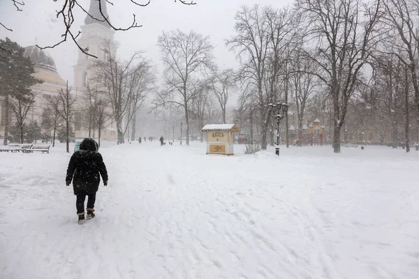 Odessa, Ukrayna-Ocak 16, 2018: Güçlü kar yağışı, Siklon kışın şehir sokaklarda. Arabalar karla kaplıdır. Kaygan yol. Kışın kötü hava: şiddetli kar yağışı ve kar fırtınası. Yayalar kar üzerinde gitmek