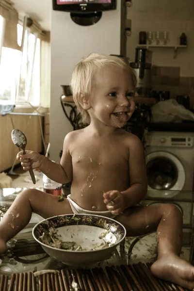 Piccola Ragazza Divertente Affascinante Stessa Mangia Insalata Dal Piatto Con — Foto Stock