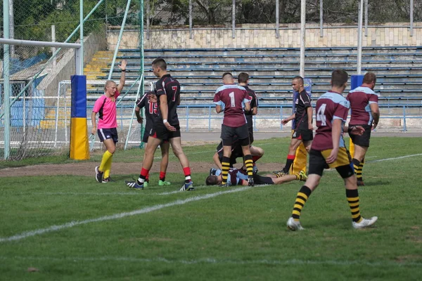 Odessa, Ukrayna - 29 Eylül 2018: Final Oyunları Şampiyonası Ukrayna'nın en güçlü takımları Rugby-7. Rugby topu alan üzerinde. Rugby topu için ağır mücadele sahip. Takım sporcular oyuncular sahada