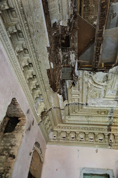 Terk edilmiş bir harabe binada bir antik 18. yy binası mistik iç, kalıntıları. Eski duvarlar, çöp ve çamur ile koridor mahvetti. Kalıp, alçı dekorasyon, kısma yok