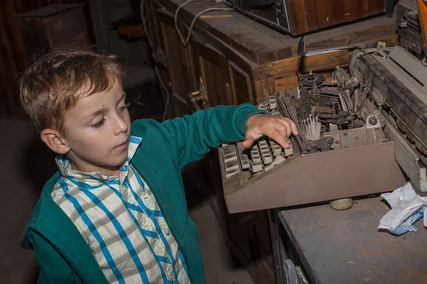 Nikolaev Oekraïne Cirka 2013 Gebroken Oude Verlaten Vintage Mechanische Schrijfmachine — Stockfoto