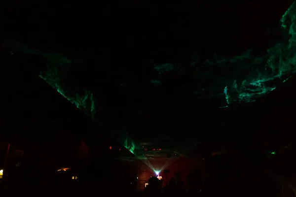 灯光显示 激光表演 夜总会 派对使用音乐 明亮的灯光舞声 俱乐部夜灯 派对俱乐部 有汽车的烟雾和灯光 在开放式夜总会现场的创意灯光秀 — 图库照片