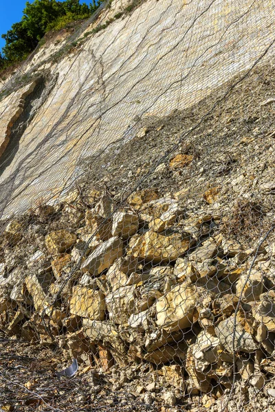地すべりからの保護 地すべり 波浪による浸食から保護するための金属グリッドでランドス ケープ デザインの石の要素 海岸を強化 — ストック写真
