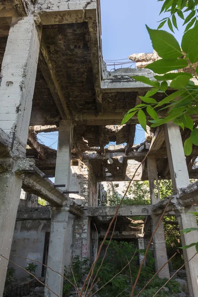 Abandonado Destruído Pela Explosão Bombardeando Bombardeando Edifício Destruído Buracos Conchas — Fotografia de Stock