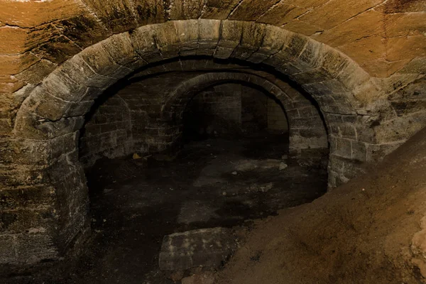 Viejo Túnel Abandonado Una Bodega Subterránea Entrada Catacumbas Mazmorra Antigua —  Fotos de Stock