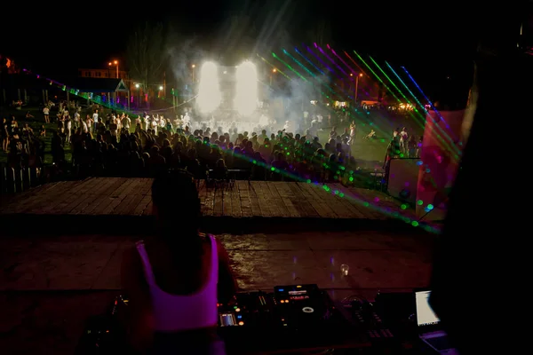 激光表演 夜总会派对上的发光表演 创意灯光秀 舞池里的人群剪影 烟雾机中的灯光图片 风格化薄膜 运动模糊 — 图库照片