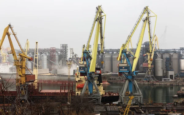 Odessa Ukraine Março 2018 Porto Industrial Comercial Marinho Nevoeiro Carregamento — Fotografia de Stock