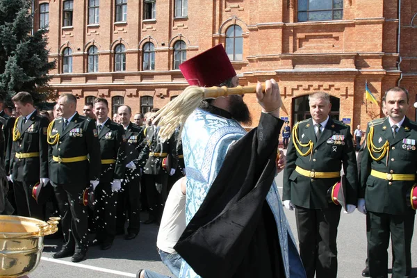 オデッサ ウクライナ 2010 ウクライナの軍事アカデミーで伝統的なパレード 正統の司祭を祝福する聖なる水 2010 オデッサ ウクライナの — ストック写真