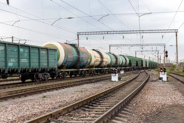 Odessa, Ukrayna - 28 Eylül 2015: Ukrayna Demiryolları trenlerle yük hareketi. Demiryolu kavşak. Demiryolu üzerinde işaretler. Tren trafik ışıkları. Biçimini değiştirme.