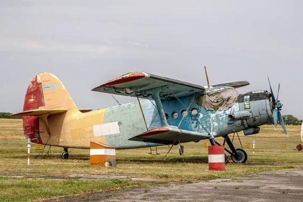 乌克兰奥德萨 6月4日 二战期间著名的老独式苏联飞机站在机场上 进行维修 Kikuruznik 飞机军用和民用应用 — 图库照片