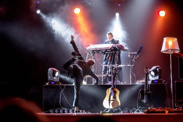 乌克兰奥德萨 2014年6月20日 在一家夜总会的音乐会上 在创意灯光和音乐表演期间 舞台上的烟雾在俱乐部聚会上 Tina Karol 乌克兰和她的爵士乐队 — 图库照片