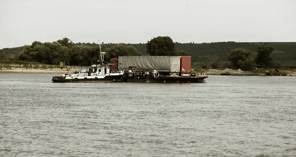 Pequenos Ferries Fluviais Privados Através Rio Danúbio Transportam Carros Longos — Fotografia de Stock